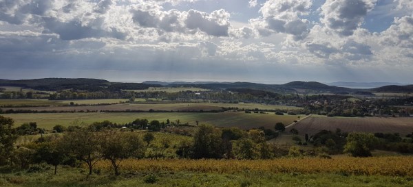 Panoráma felhőkkel és mezőkkel