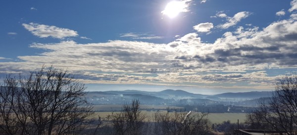 Napos nyári idő felhőkkel a völgy felett