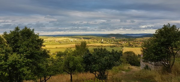 A napsugarak áttörik a felhőket, Pécsely