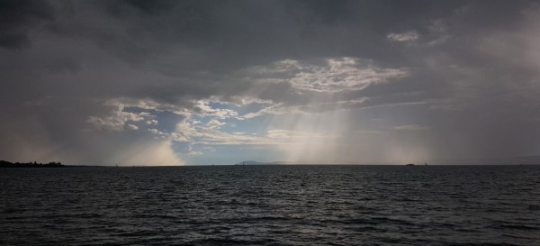 Viharos időjárás napsugarakkal a Balaton felett