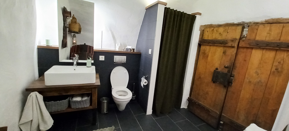 Fürdőszoba egy boltíves borospincében